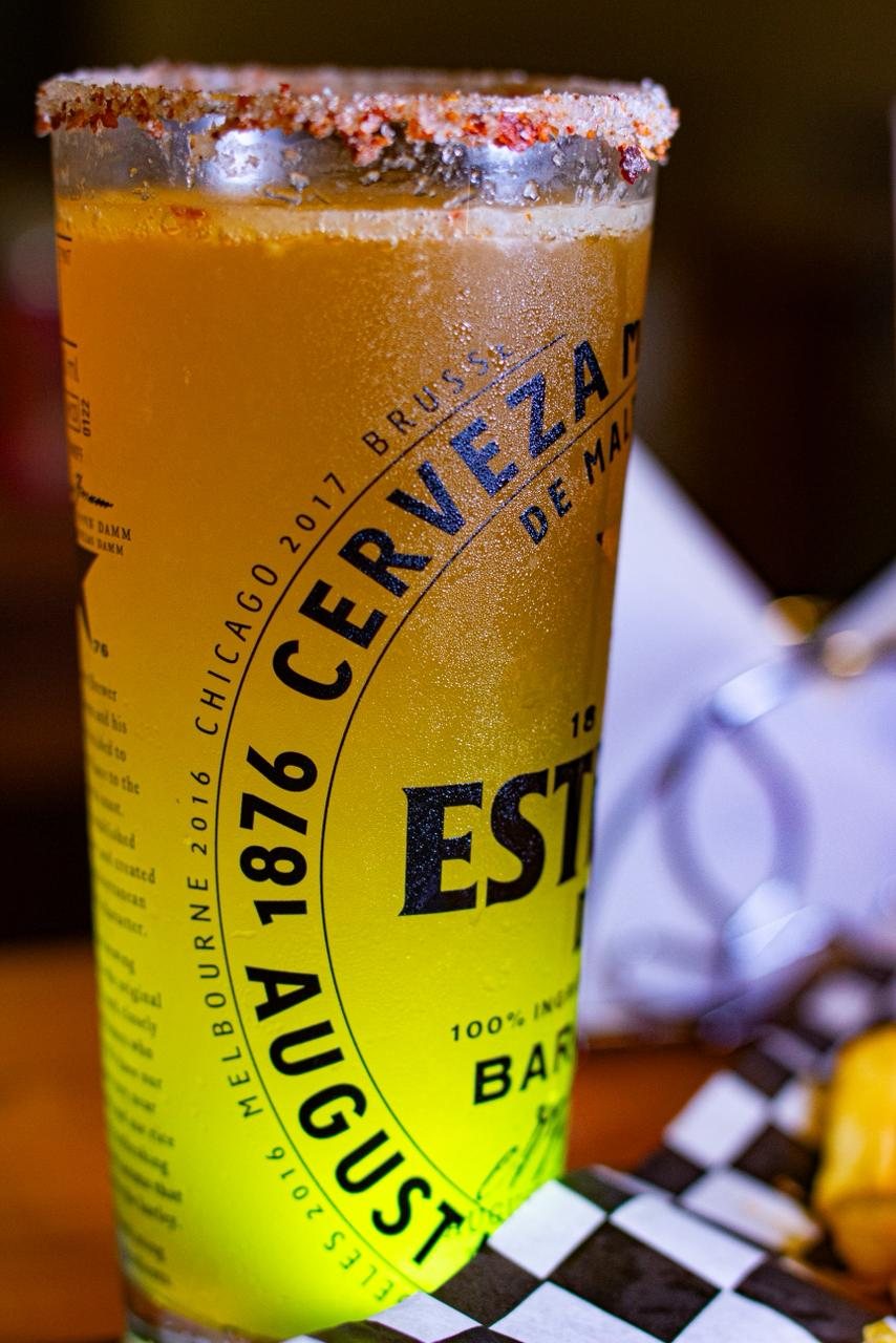 Schop Estrella Damm con escarcha de merkén